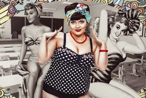 Омскую учительницу уволили за фото в купальнике для рекламы магазина