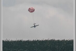 Необычная  посадка самолета на  парашюте