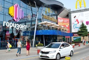 Эффект линзы: Lexus расплавился на парковке ростовского ТЦ