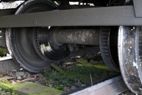 Как поставить  вагон обратно на рельсы