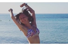 "Учителя тоже люди": коллеги уволенной за фото в купальнике устроили флешмоб