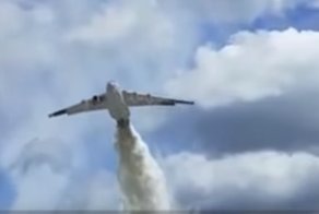 Ил-76 сбросил несколько десятков тонн воды на сотрудников ДПС в Подмосковье