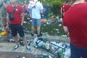 "Цивилизованные" болельщики "Ливерпуля" в центральном парке Киева