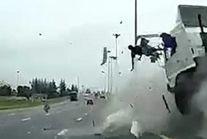 Видео: водителя грузовика вышвыривает из кабины в момент жуткой аварии