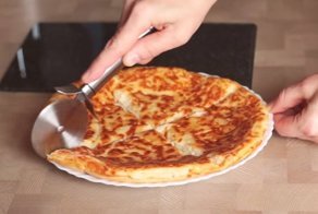 Быстрая сырная лепешка на сковороде