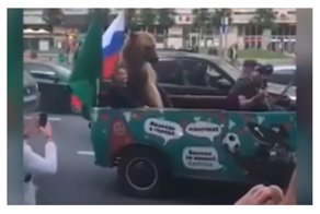 Медведь с вувузелой отпраздновал победу российской сборной в центре Москвы: видео