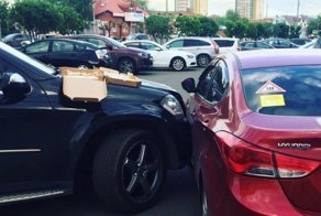 Две женщины врезались друг в друга и устроили пикник