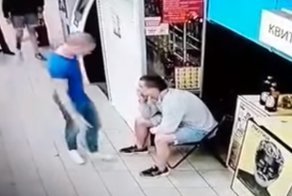 Жестокое избиение мужчины в киевском супермаркете попало на видео