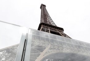 Эйфелеву башню закроют бронированным стеклом