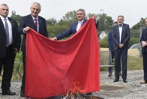 Чешский президент публично сжег гигантские «красные труселя»: видео