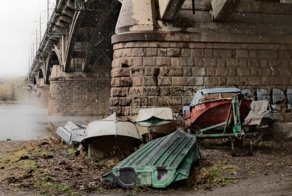 Под мостом