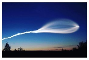 След ракеты или НЛО? Жители России делятся загадочными снимками ночного неба