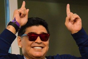 Нервишки шалили: Марадона извинился за сигару на стадионе