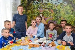 20-летняя девушка бросила учебу и одна воспитывает шестерых братьев и сестру