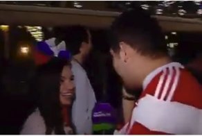 Болельщица сборной России говорит что-то на латышском