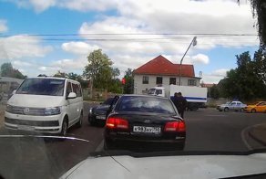 Наглец на Инфинити получает по заслугам
