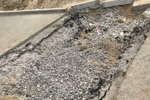 Люди устали ждать дорогу, построили за свой счет, а гаишники ее разрушили экскаватором