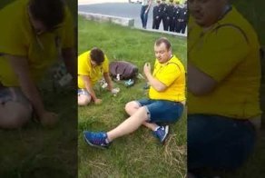 Два бухих болельщика из Швеции спят на газоне