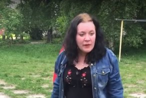 Неадекватная женщина решила погулять со своей собакой без намордника возле детской площадки