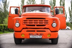 Омский бизнесмен собрал оранжевый пикап из ЗИЛа