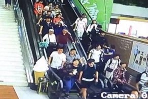 Ужасающие кадры обрушения потолка на туристов в китайском центре