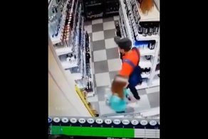 Краснодарский воришка в стиле Майкла Джексона стащил из магазина колбасу и бутылку водки