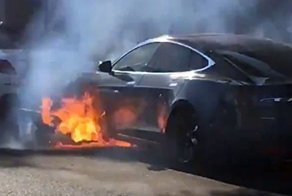 В Лос-Анджелесе на ходу загорелась Тэсла американского режиссера