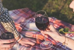 От милой девочки до свиньи меня отделяет всего бокал вина