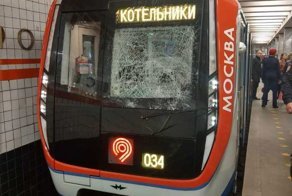 Парень бросился под поезд в московском метро и выжил