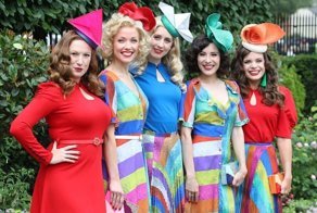 Открытие Royal Ascot: британские модницы и безумные шляпы на легендарных скачках