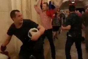 Российский болельщик на глазах полиции разбил в метро стеклянный плафон