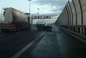 В Петербурге цементовоз раздавил стоящие посреди КАД автомобили