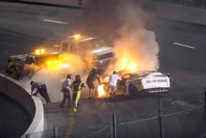 NASCAR: Отец вытащил сына-гонщика из горящего автомобиля