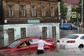 В Нижнем Новгороде молодой человек спас двух женщин из тонущих машин
