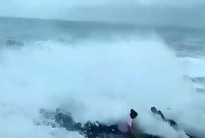 Видео: туриста смыло волной в Гоа