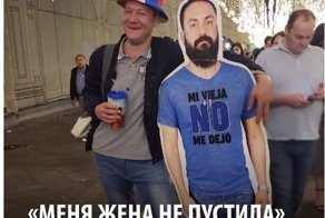 «Картонный болельщик»: мексиканцы привезли на ЧМ фото друга, которого не пустила жена