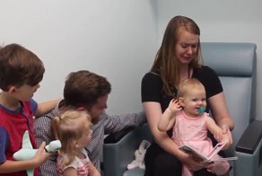 Видео: малышка впервые в жизни услышала звуки