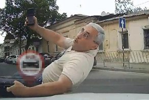 Притворился сбитым: в Симферополе мужчина с телефоном бросился на капот автомобиля