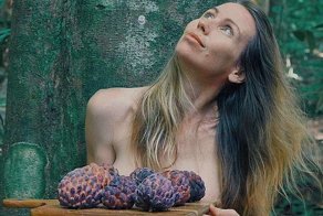 Ноль косметики, волосатые подмышки и бюстгальтер из кокоса: блогер-веган сбежала из города в джунгли