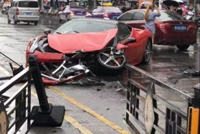 Китаянка разбила красный Ferrari 458 за 650 000 долларов спустя несколько минут после аренды