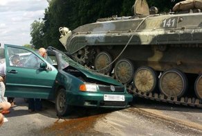 В Беларуси БМП наехала на легковой автомобиль, водитель чудом не пострадал