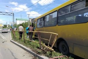 Авария дня. В Хабаровске УАЗ столкнулся с автобусом