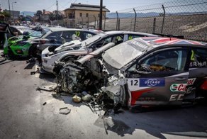 Куча-мала из машин: массовая авария на гонке WTCR в Португалии