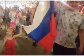 Совсем юная болельщица сборной России перекричала взрослого фаната из Бельгии