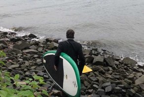 В Нью-Йорке мужчина, опаздывая на встречу, переплыл реку Гудзон на доске для сёрфинга