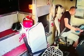 Пассажиры остановили автобус после того, как водитель упал в обморок