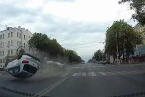 В Туле женщина проскакивала на "красный" и перевернулась на крышу