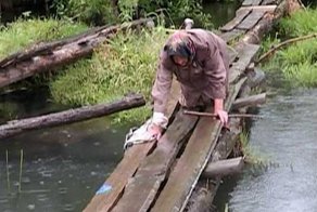 Реальная сила интернета: Ветеран ползет по ветхой переправе над рекой Оптуха