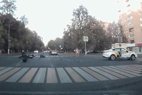 Авария дня. Таксист при повороте не пропустил мотоциклиста