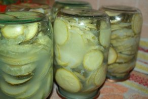 Кабачки с чесноком, маринованные в собственном соку
